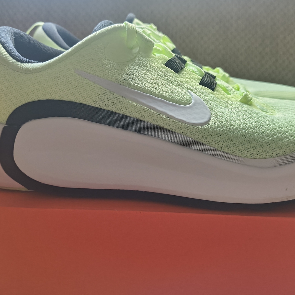 Kids Nike Infinity Flow Size 6 or Women's 8 Lime Green Athletic Sneakers.